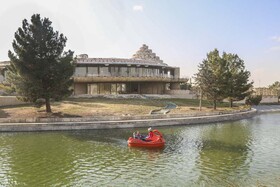 قایق سواری در دریاچه کاخ مروارید