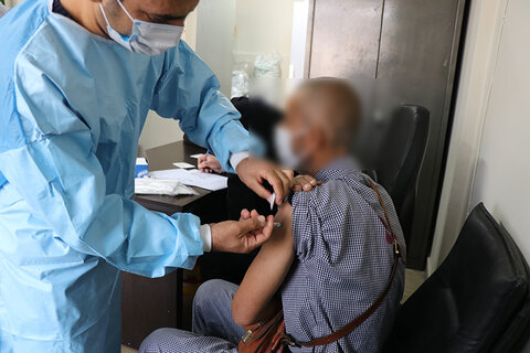 تزریق واکسن به مددجویان گرمخانه