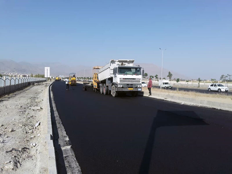 اجرای عملیات روکش آسفالت کنارگذر مهرشهر به مساحت 3 هزار مترمربع 