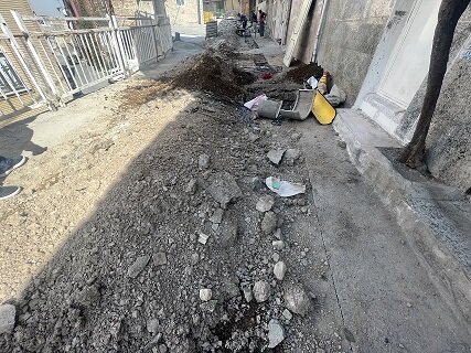 اجرای عملیات لوله‌گذاری شبکه اصلی فاضلاب خیابان انصار (ده حسن‌آباد)
