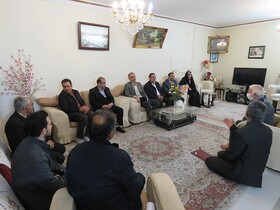 دیدار اعضای شورای شهر با خانواده‌ شهید «حسین ناصر خاکی» در منطقه ۵ کرج