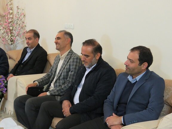 دیدار اعضای شورای شهر با خانواده‌ شهید «حسین ناصر خاکی» در منطقه ۵ کرج