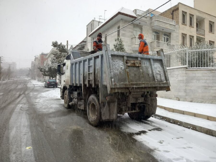 تداوم عملیات برف روبی در معابر مناطق ۱۰ گانه شهرداری کرج/ آمادگی مناطق برای خدمات رسانی به شهروندان