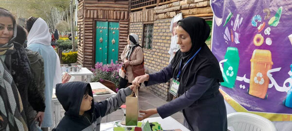 آموزش تفکیک پسماند از مبداء به شهروندان در نهمین جشنواره لاله‌ها