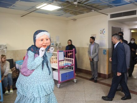 عیادت رئیس سازمان فرهنگی، اجتماعی و ورزشی شهرداری کرج از کودکان بیمار