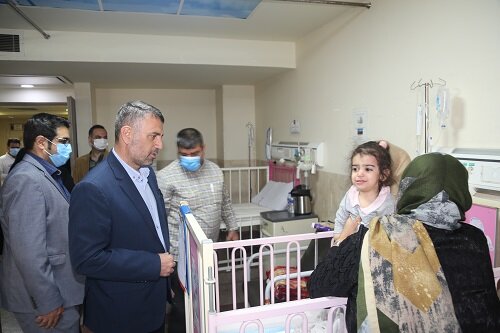 عیادت رئیس سازمان فرهنگی، اجتماعی و ورزشی شهرداری کرج از کودکان بیمار